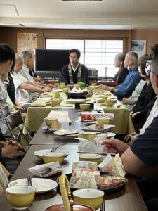 歓談中の宮本廣宣師とお参りいらっしゃった方々